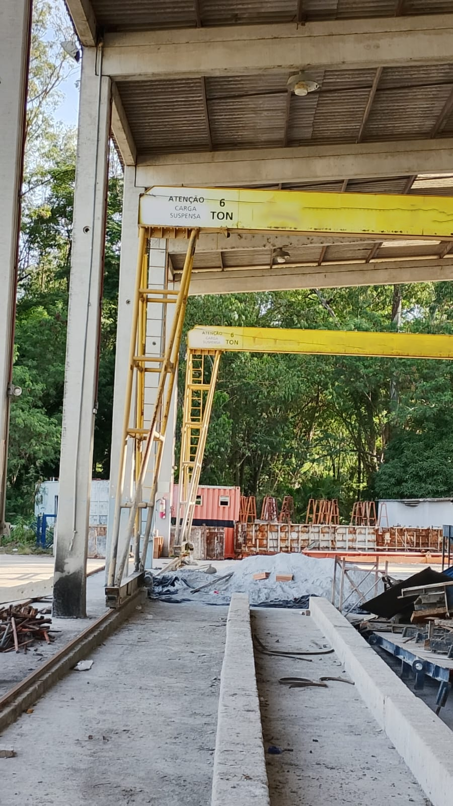 2 PÓRTICOS COM TALHA DE 06TON